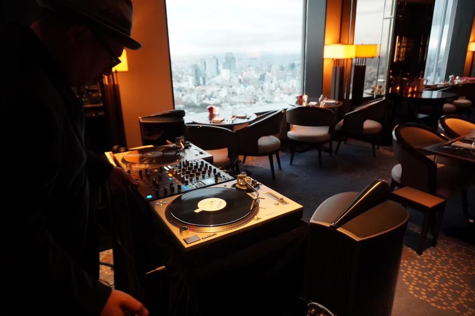 ホテルのラウンジに組んだDJ卓